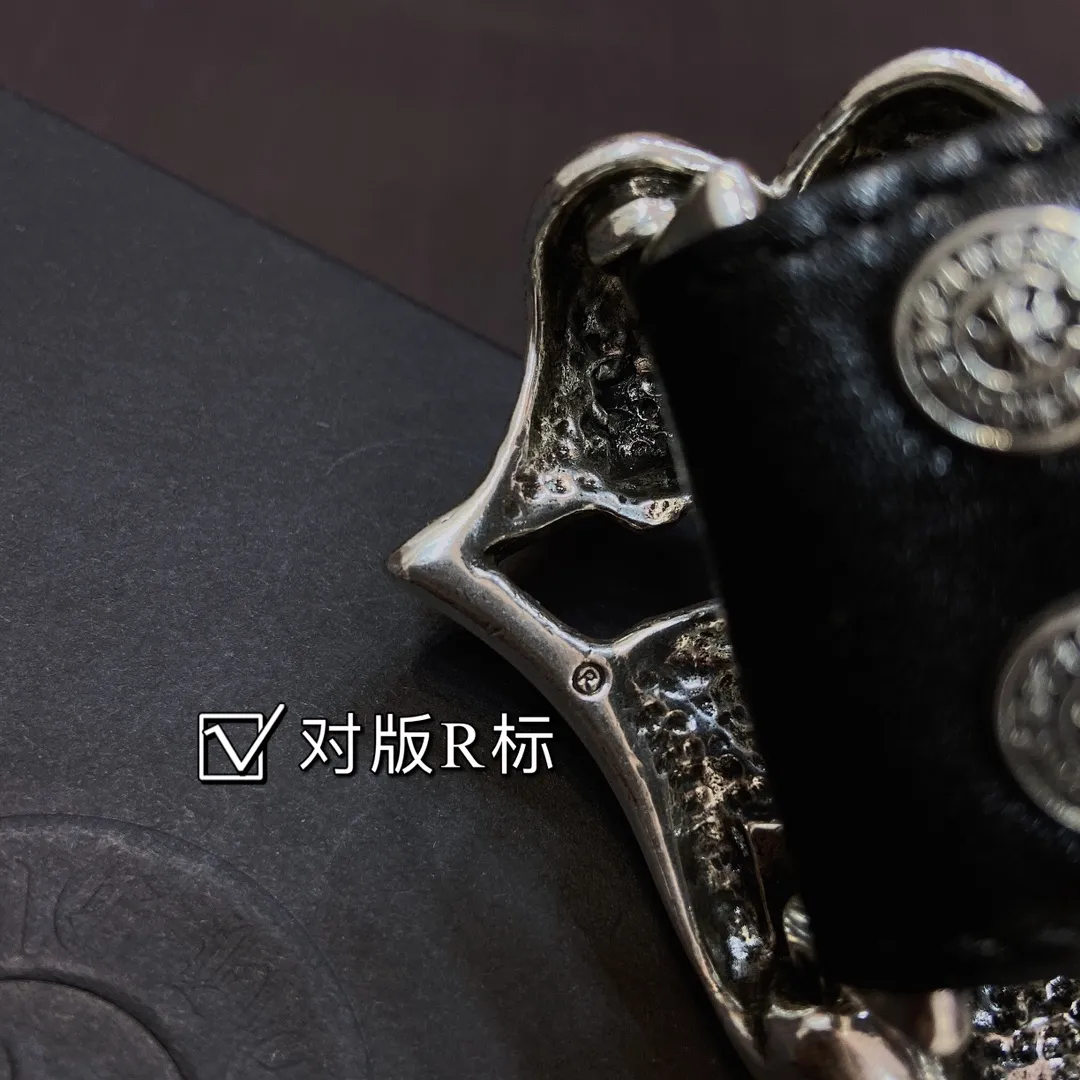 💰760💰Full package💰 💍purchasing grade pure copper silver plated 925 fidelity version 𝐂𝐡𝐫𝐨𝐦𝐞𝐇𝐞𝐚𝐫𝐭𝐬 Crow heart detachable style The Big Tongue's pure copper silver-plated 925 hardware has an old and rough style. During production, the black color after oxidation of 925 silver is deliberately retained, and then polished to form a shiny silver surface with soft gray and black shadows. The layering is very obvious. The imported oil-waxed leather is spliced ​​with colorful crosses, integrating rock punk, goth, street hip-hop and other elements. Its design style is unique and full of mystery and luxury.  Width 3.8cm.